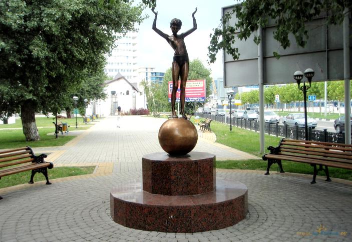 Скульптура «Девочка на шаре»