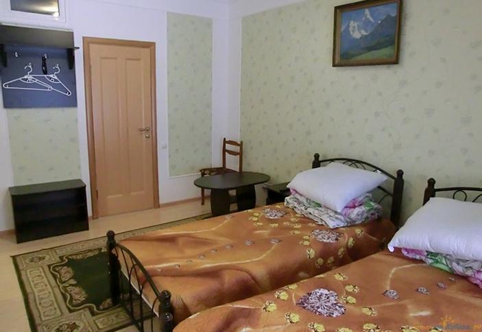Трехместный номер стандарт. Отель Айс Черри, КЧР, г. Карачаевск, кп. Домбай
