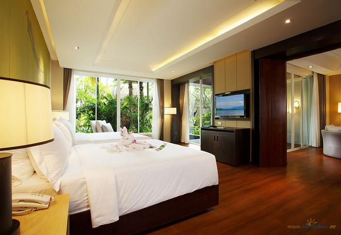 Moken suite pool access