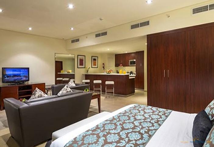 Deluxe Studio. Отель Ramada Plaza Jumeirah Beach, Дубай, Джумейра, ОАЭ