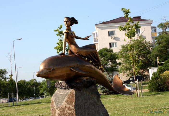 Скульптура «Девушка на дельфине»