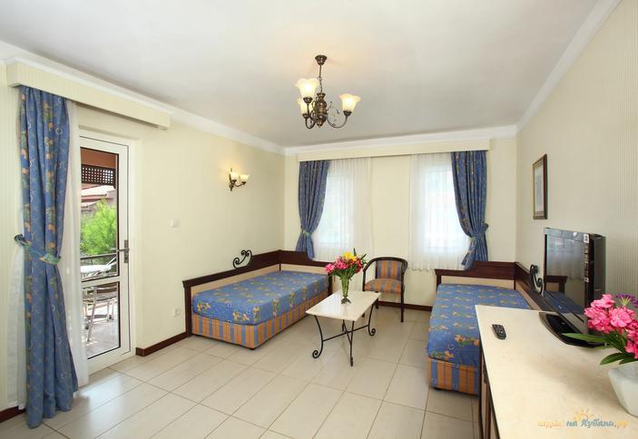 Bungalow Garden Family Room