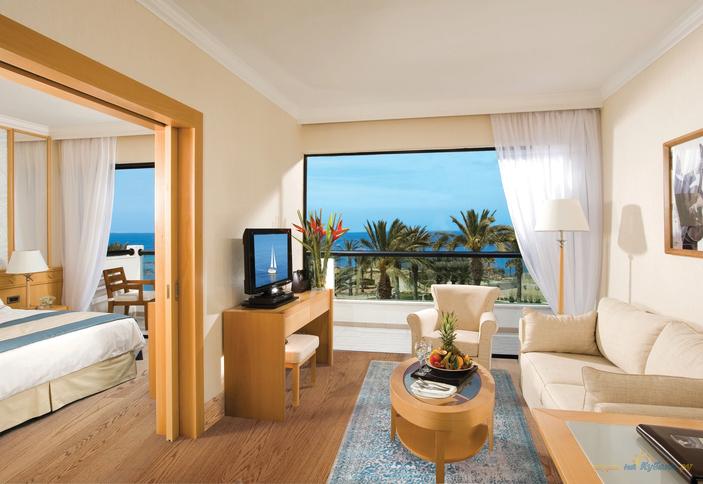 One Bedroom Suite Front Sea View
