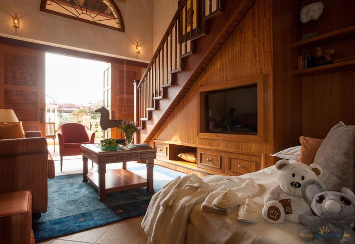Family Cyprian Maisonette with Royal Garden View