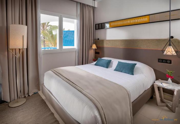 Premium Pool Suite