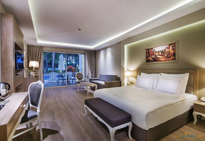Jasmine Family Lagoon Room