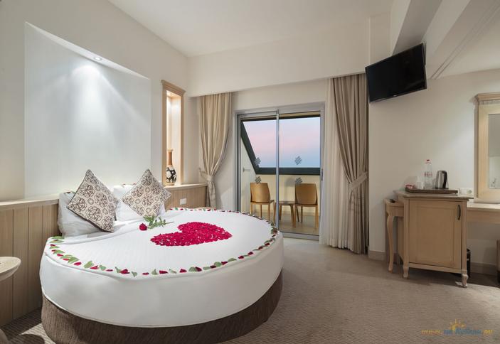 Honeymoon Suite