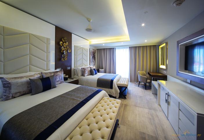 Luxury Chairman's Four Bedroom Suite Ocean Front DC