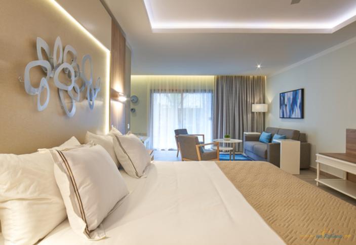 Junior Suite Deluxe Swim Up