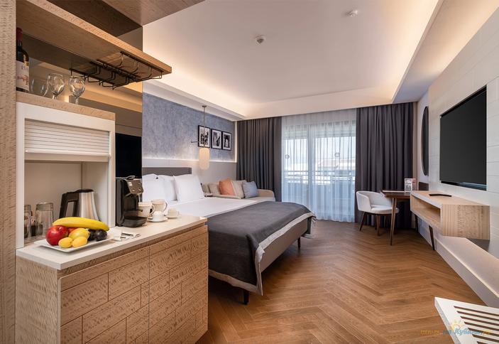 Deluxe Room Side Sea View & Pool View