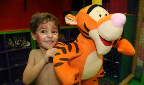 Два маленьких тигренка в детском развлекательном центре Мадагаскар в Адлере