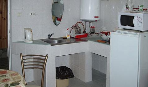 Кухня трехместного номера люкс мини-гостиницы Райский уголок, Туапсинский район, с. Агой