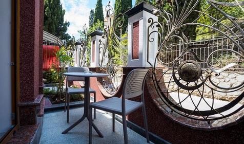 Стандарт трехместный с террасой (корпус А). Отель Гранатовое поместье. Крым, Алушта