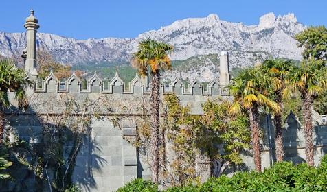 Воронцовский дворец на фоне горы Ай-Петри, Алупка, Крым
