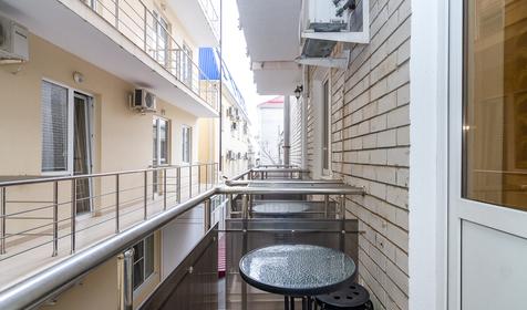 Стандарт трехместный с балконом. Гостиница Лакис, Геленджик, Кабардинка
