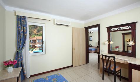 Bungalow Garden Family Room