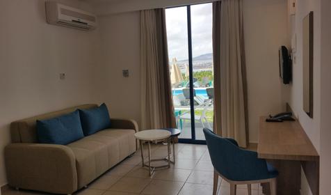 One Bedroom Suite Pool & Sea View