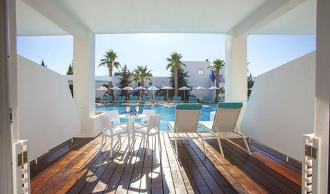 Swim Up Suite