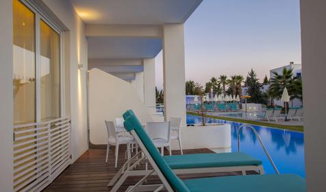 Swim Up Suite