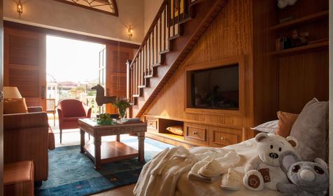 Family Cyprian Maisonette with Royal Garden View