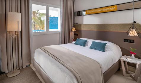 Premium Pool Suite