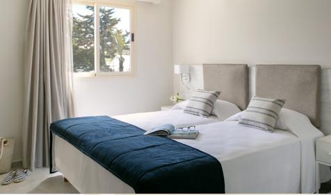 One Bedroom Suite Pool View / Side sea View