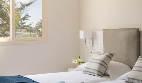 One Bedroom Suite Pool View / Side sea View