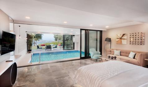 Grand Indoor Pool Suite