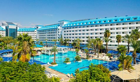 Crystal Admiral Resort Suites&Spa